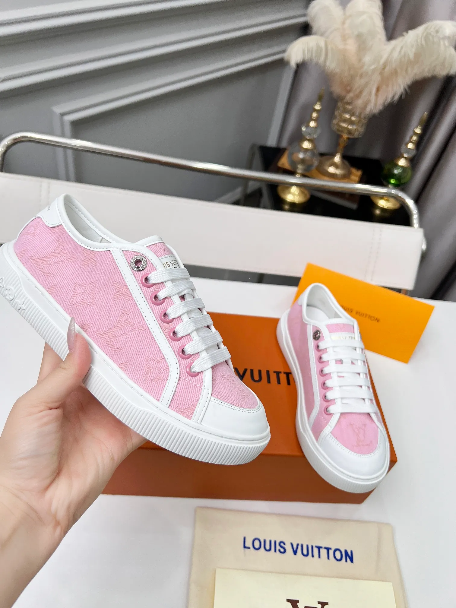 👟👟Ex-factory price 440👟👟 New arrival🆕 The hottest early spring model is coming. LV Lagoon sneakers are made of Monogram denim, injecting a retro flavor into the classic design. Leather trimmings pop out with the Louis Vuitton logo, while stenciled eyelets, trim and laces add to the refined details, and a rubber outsole embellished with Monogram flowers completes the look. Code number: 35~41, multiple colors available! Oil edges + TPU outsole + drawer box packaging